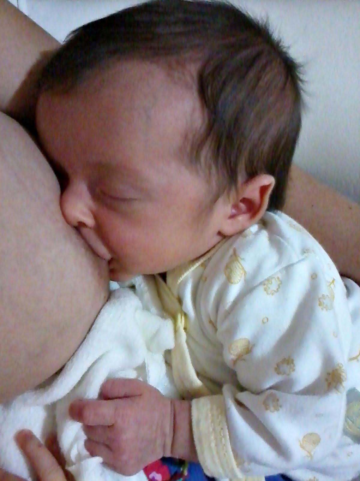 Existe mesmo a pega perfeita do bebê ao mamar?