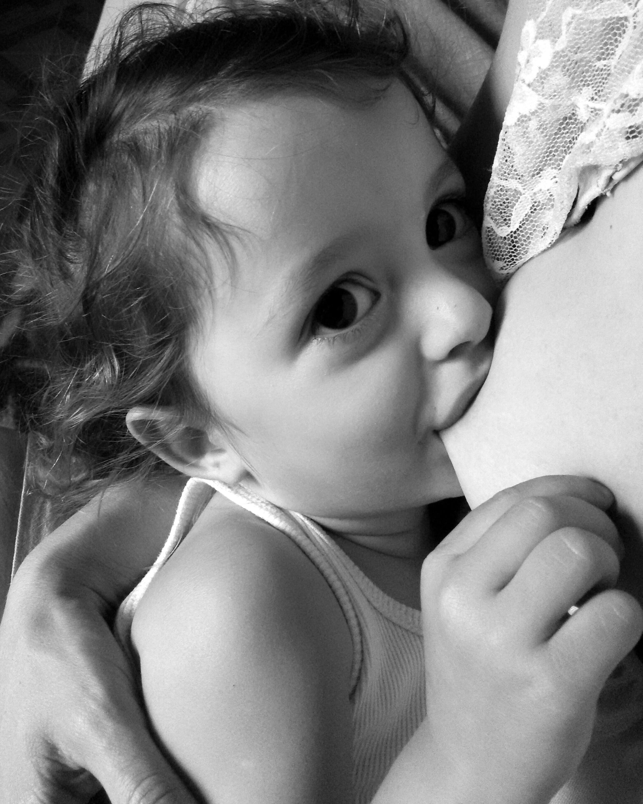 Dizem que o leite materno se transforma em água depois dos 6 meses, ou ainda depois dos 12 ou 18 meses. Entenda o que realmente acontece.