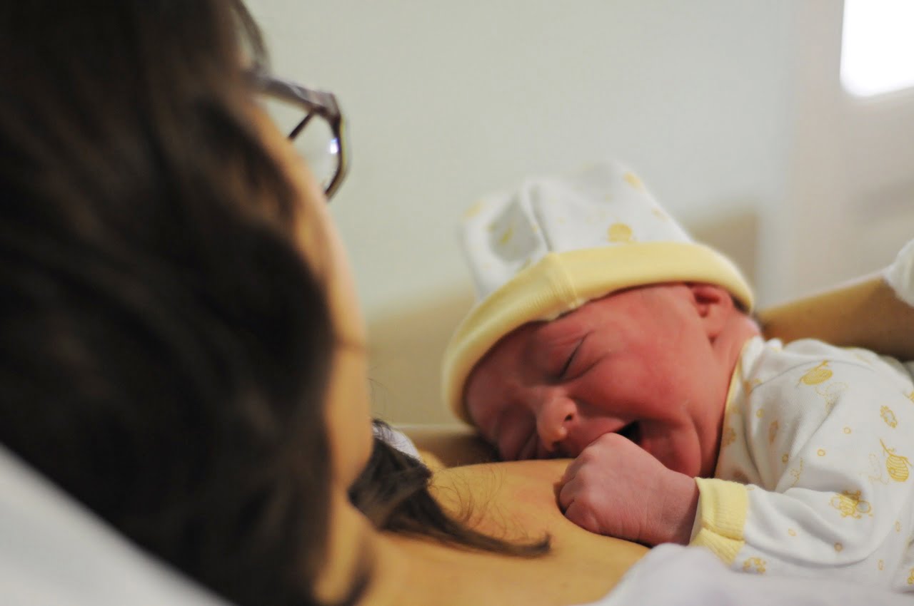 Cólica do bebê: Entenda porque a amamentação é sua aliada