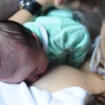 8 Motivos que podem levar o bebê a morder o peito na amamentação