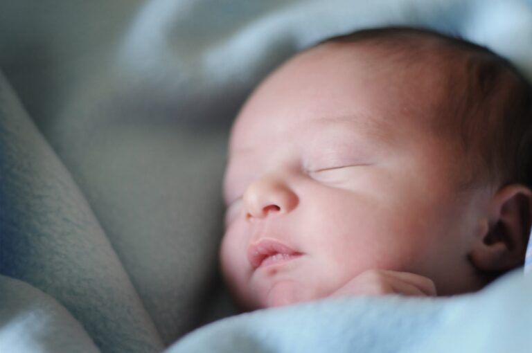 Resumo preparado com base em evidências científicas atuais e informações fidedignas referentes à evolução do sono infantil.