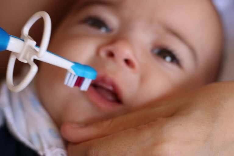 Qual a forma correta de higienizar os dentes do bebê?
