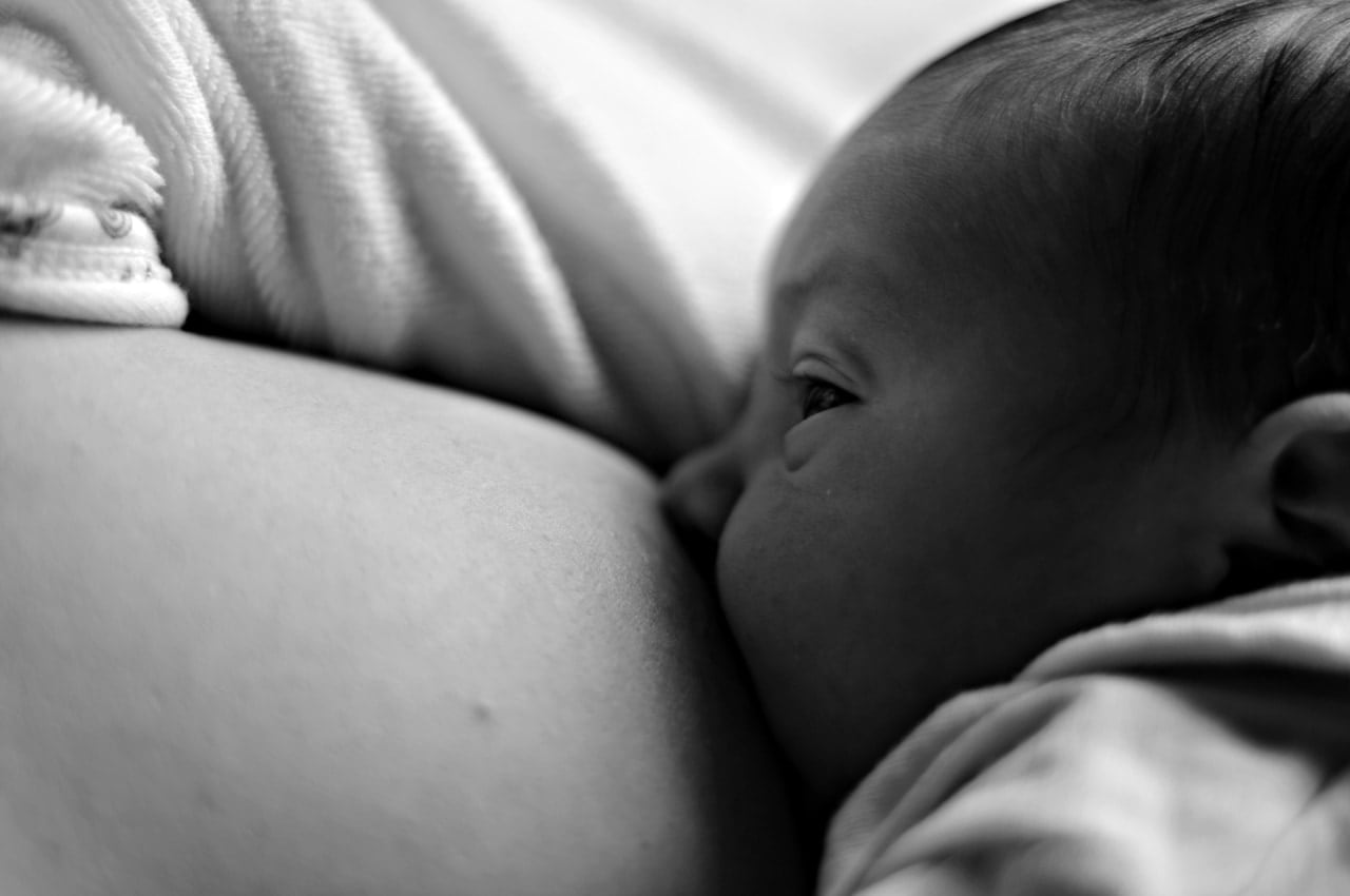 Peito grande da mãe e boca pequena do bebê, como conciliar?